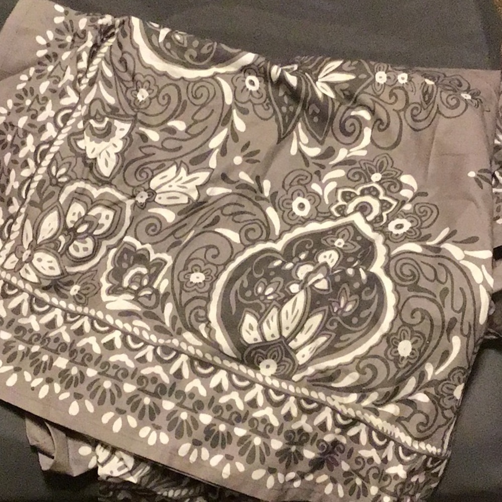 Gray and white wall tapestry